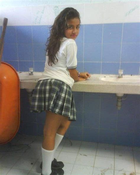 Colegialas de 16 años mostrando sus braguitas